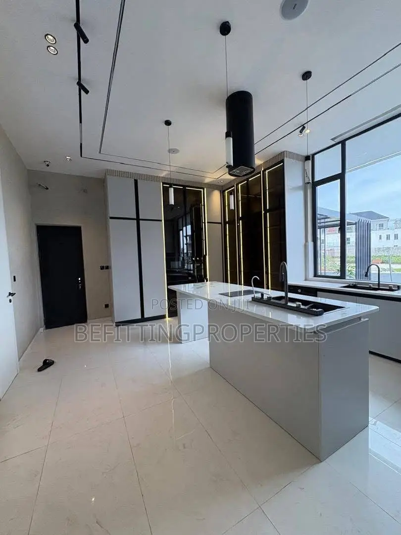 6bdrm Mansion in Lekki for sale in Lekki