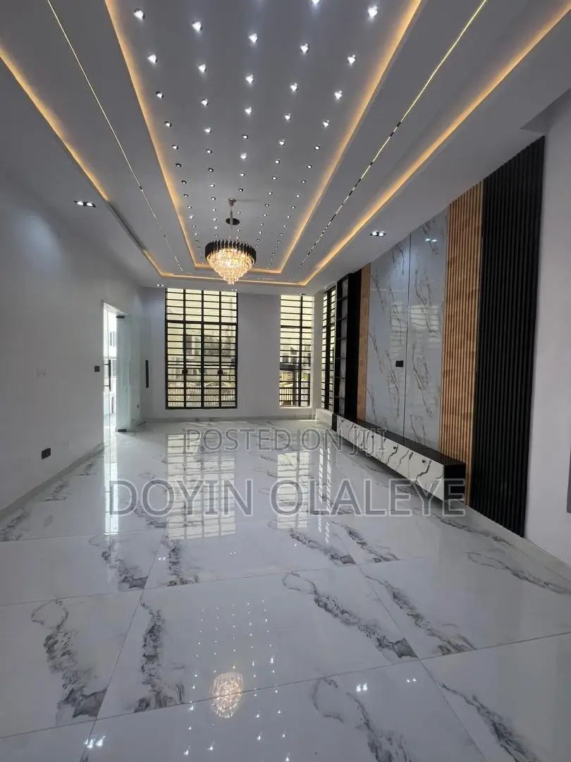 5bdrm Duplex in Ikota for sale in Ikota