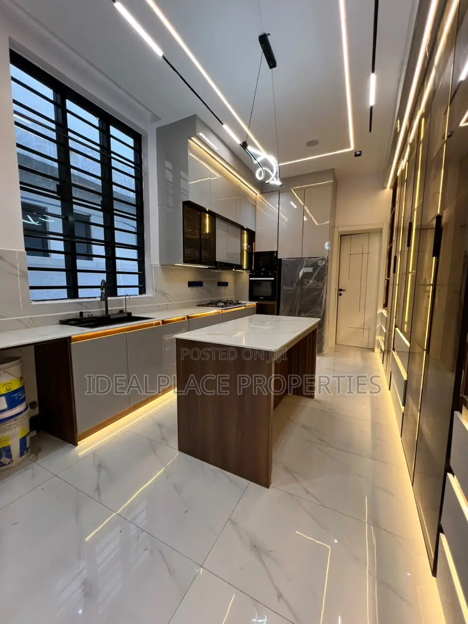 5bdrm Duplex in Ikota for sale in Ikota