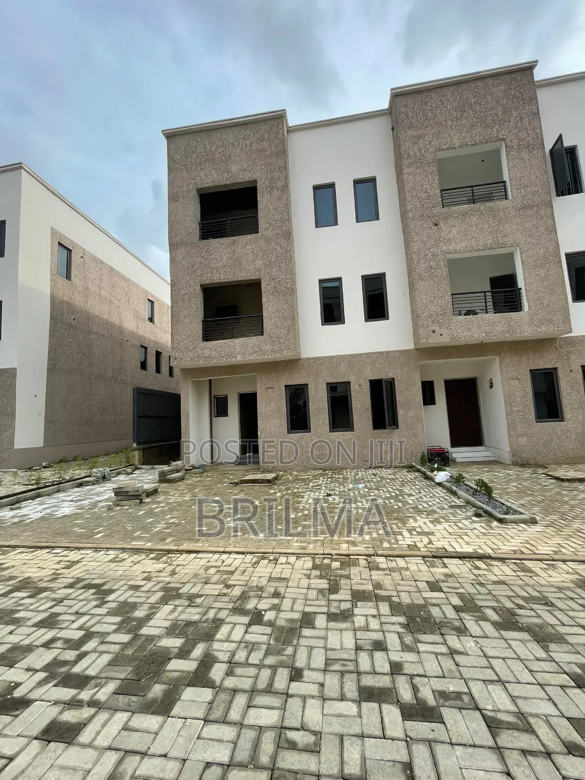 4bdrm Duplex in Gaduwa for sale in Gaduwa