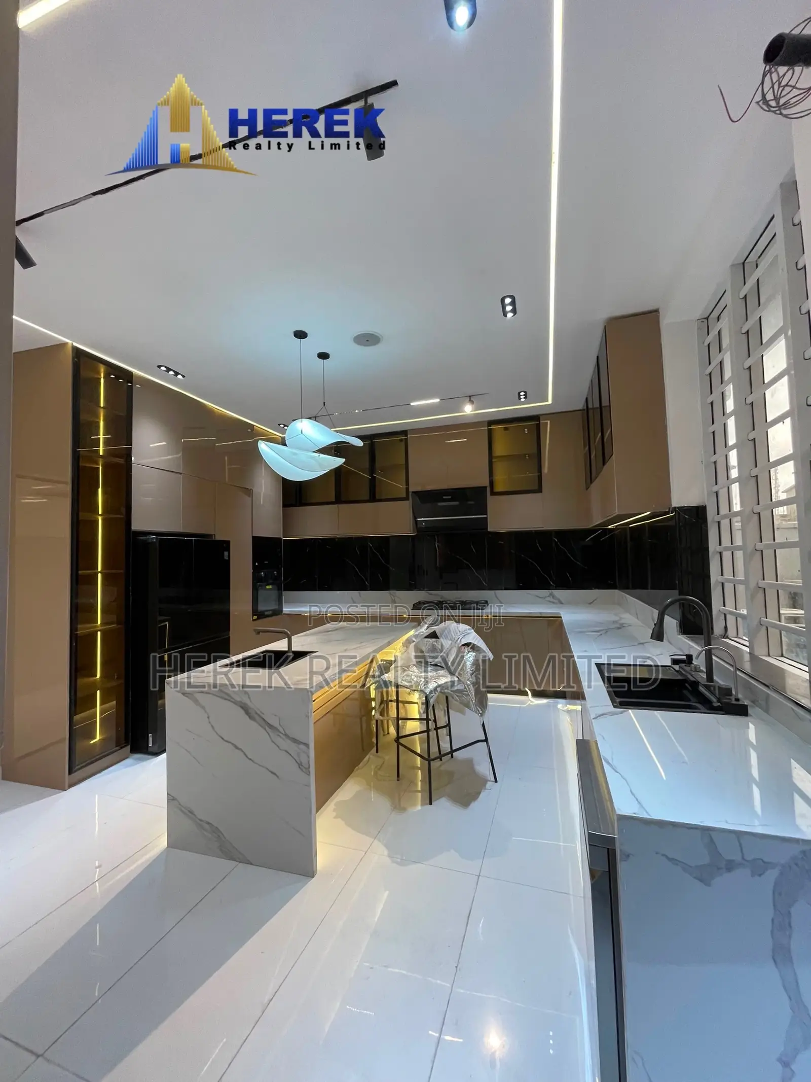 5bdrm Duplex in Chevron Alternative for sale in Chevron