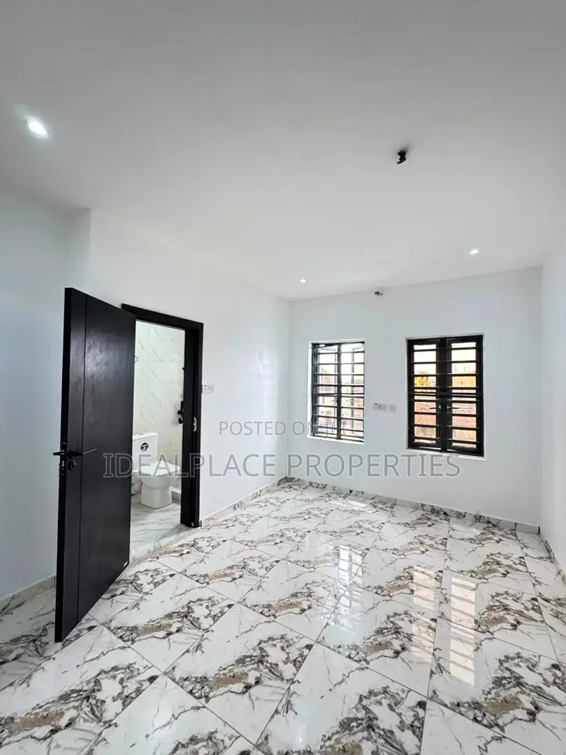 2bdrm Apartment in Surulere for sale in Surulere