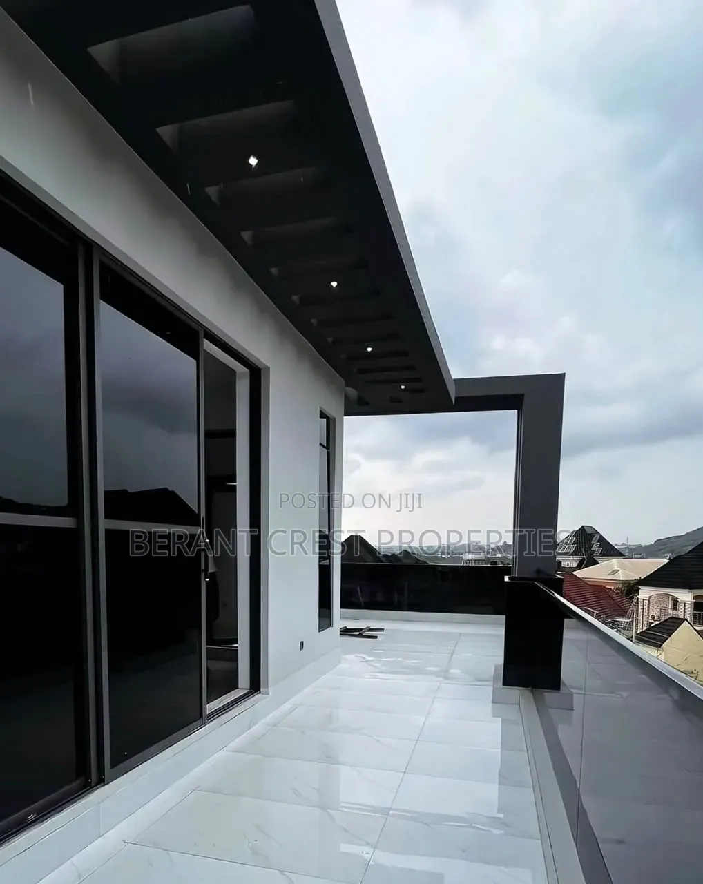 5bdrm Duplex in Apo Resettlement for sale in Apo Resettlement