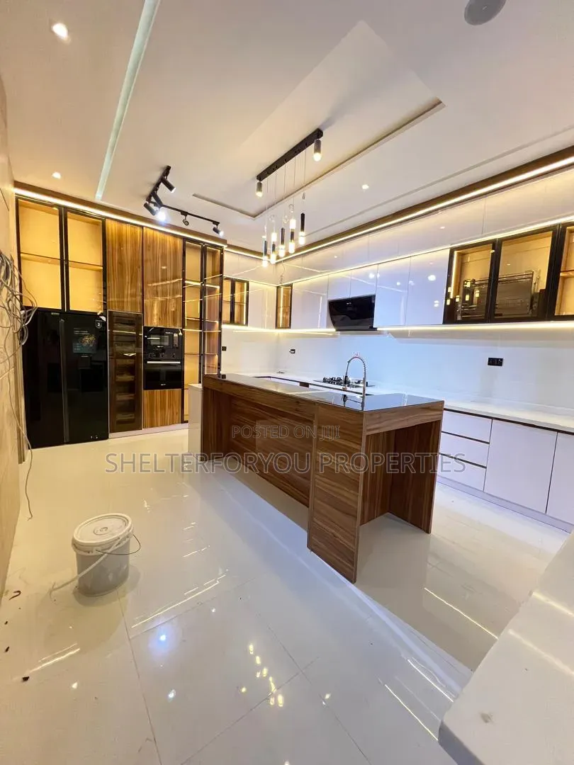 5bdrm Duplex in Ikota for sale in Ikota