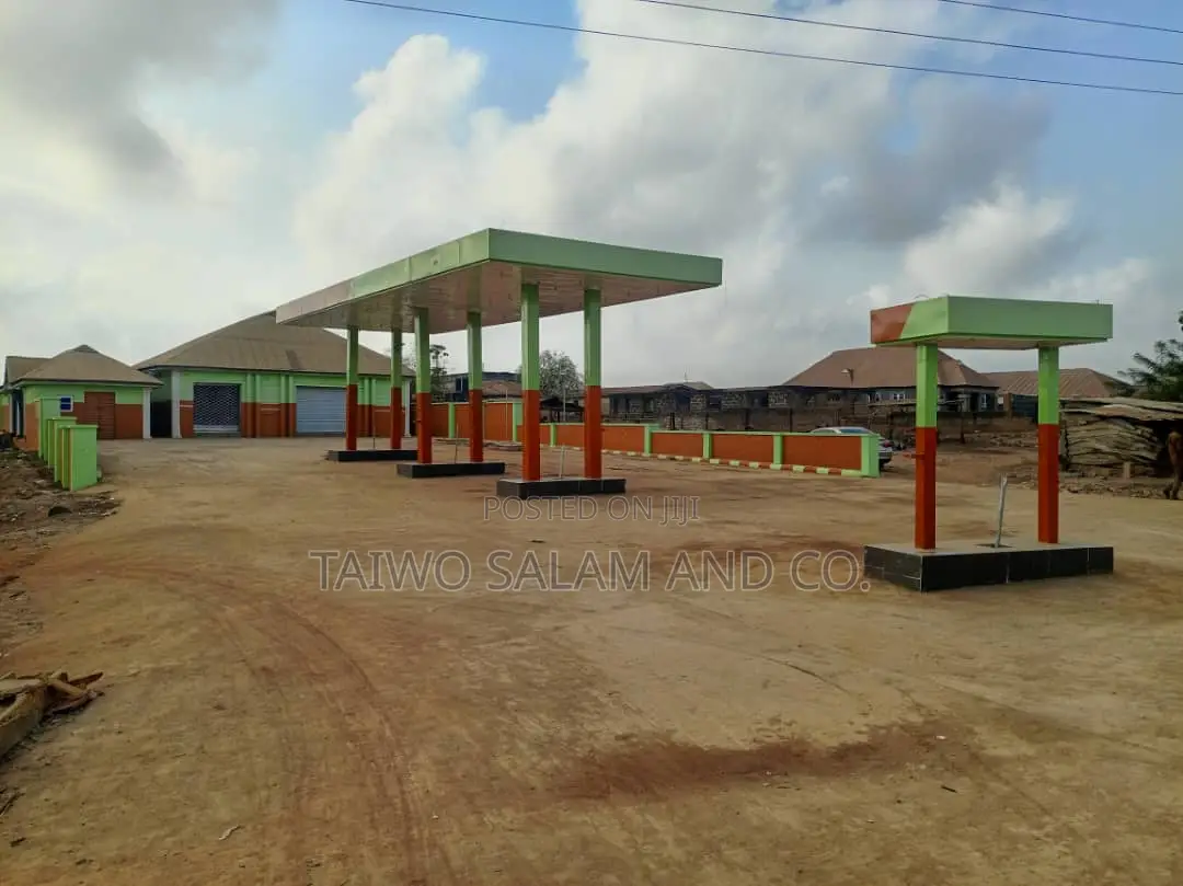 Newly Built Filling Station in Oyo / Oyo