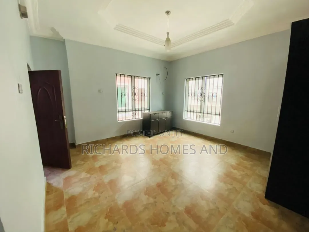 5bdrm Duplex in Chevron for sale in Chevron
