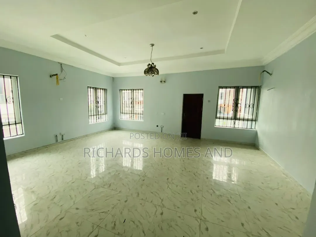 5bdrm Duplex in Chevron for sale in Chevron