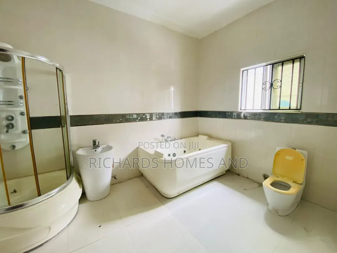 5bdrm Duplex in Chevron for sale in Chevron