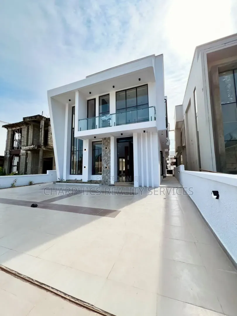 5bdrm Duplex in Ikota for sale in Ikota
