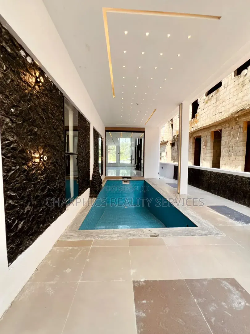5bdrm Duplex in Ikota for sale in Ikota