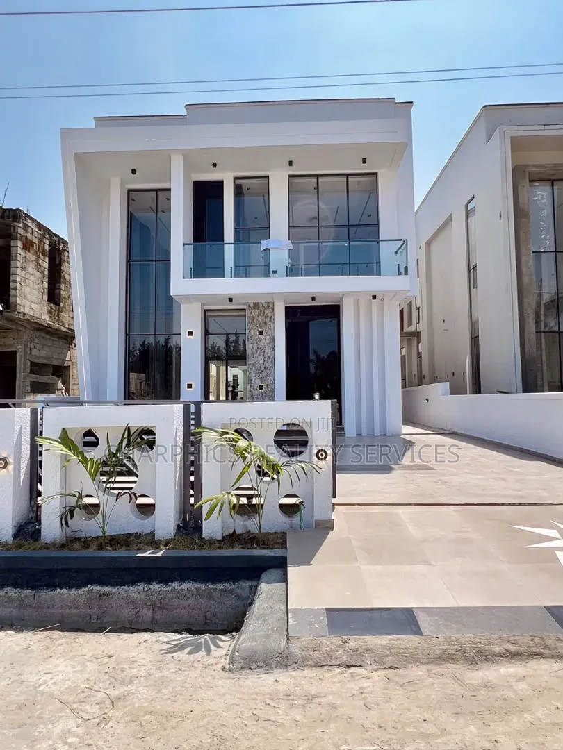 5bdrm Duplex in Ikota for sale in Ikota