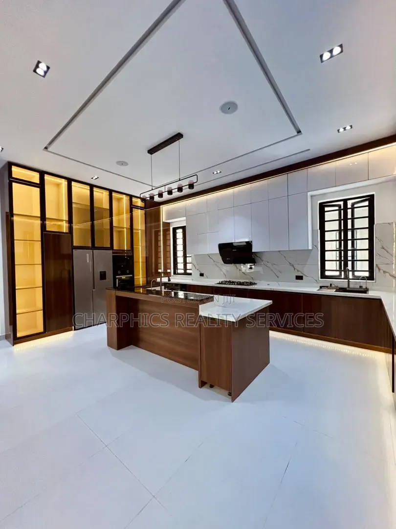 5bdrm Duplex in Ikota for sale in Ikota