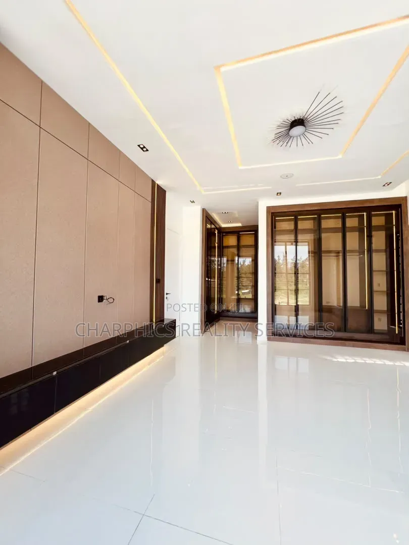 5bdrm Duplex in Ikota for sale in Ikota