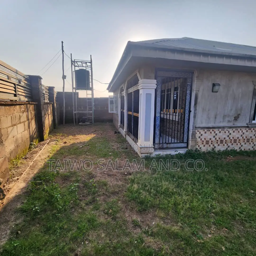 2bdrm Bungalow in Omi Adio for sale in Omi Adio