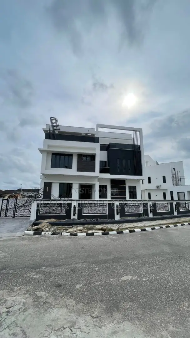 7bdrm Bungalow in Lekki for sale in Lekki