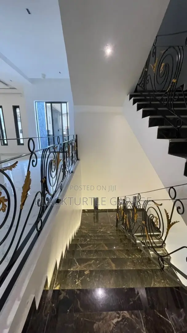7bdrm Bungalow in Lekki for sale in Lekki