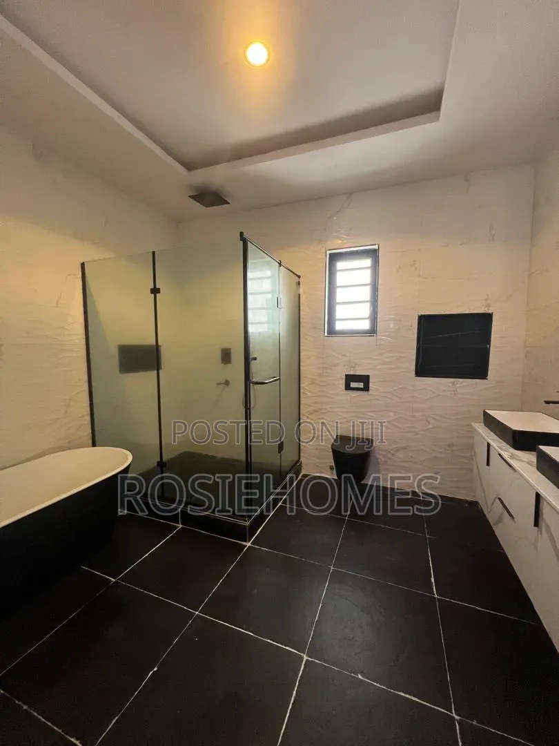 5bdrm Duplex in Ikota for sale in Ikota