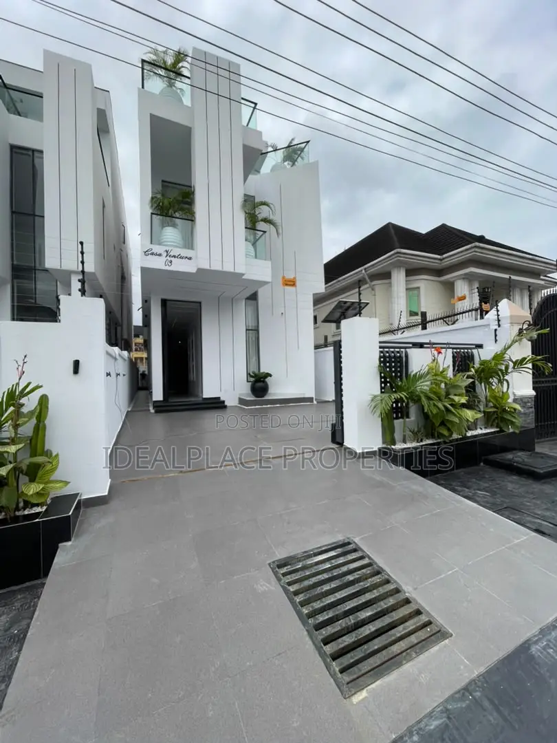 5bdrm Duplex in Ikota for sale in Ikota