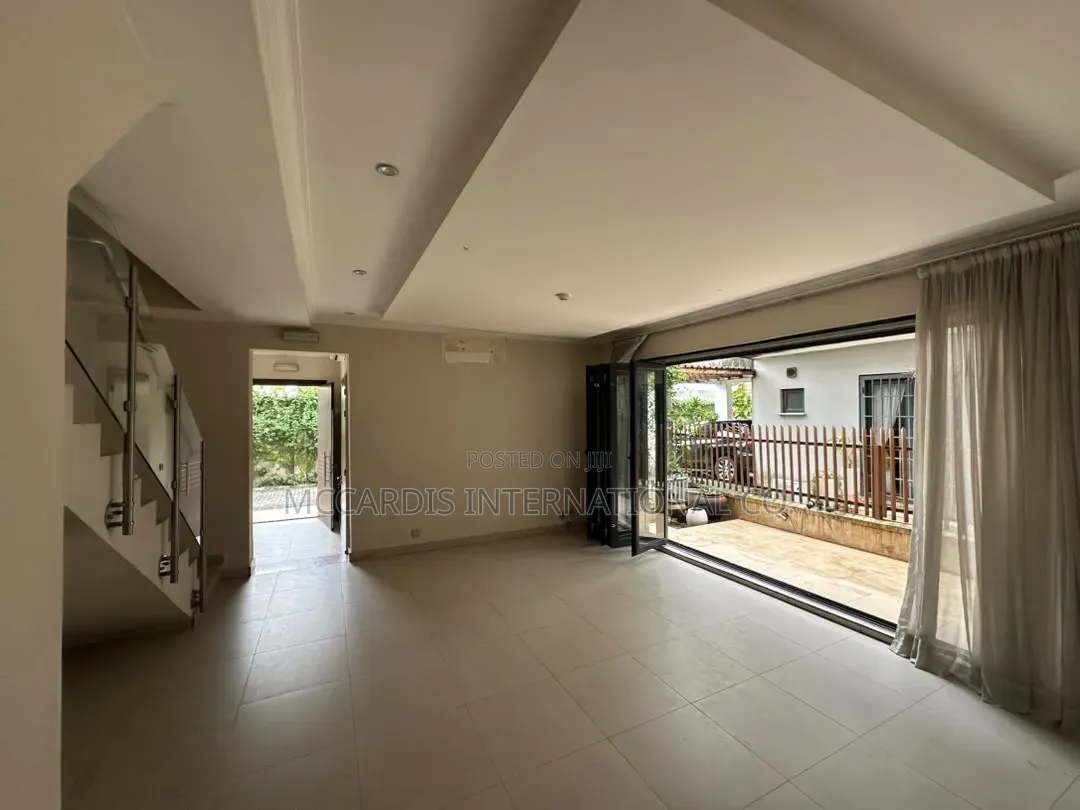 4bdrm Townhouse / Terrace in Mekunwen Road Old, Bourdillon for rent in Bourdillon