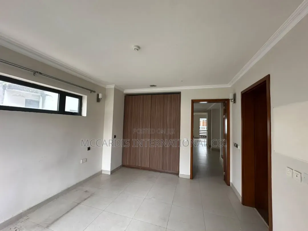 4bdrm Townhouse / Terrace in Mekunwen Road Old, Bourdillon for rent in Bourdillon