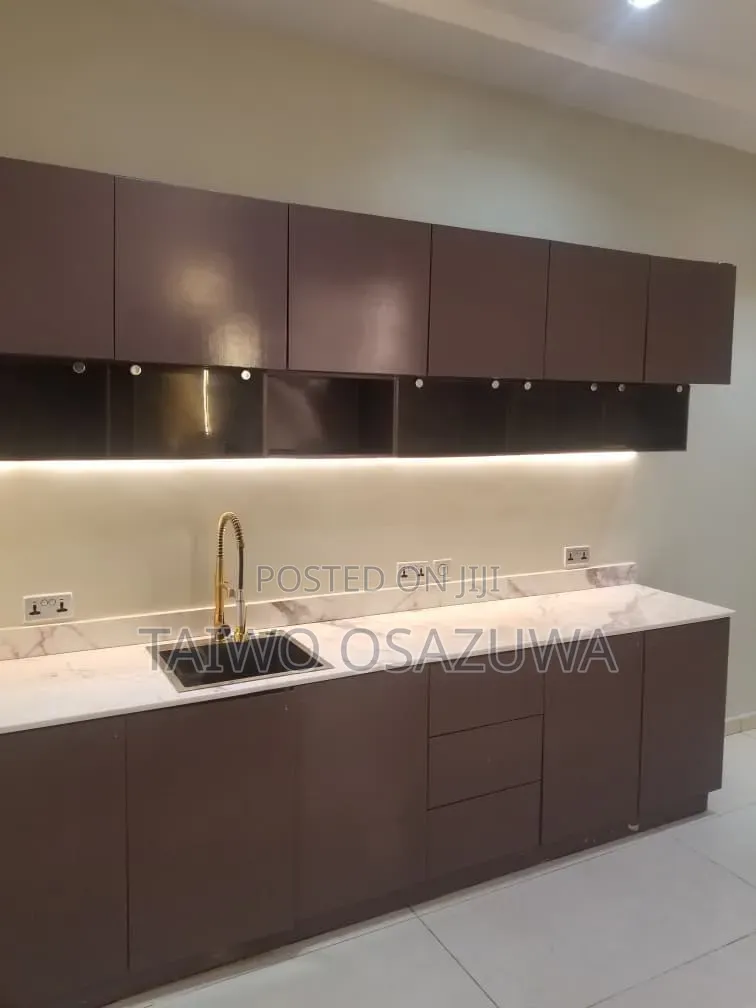 4bdrm Duplex in Adeola Odeku Road. for rent in Adeola Odeku