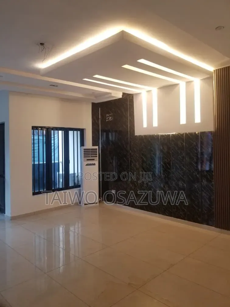 4bdrm Duplex in Adeola Odeku Road. for rent in Adeola Odeku