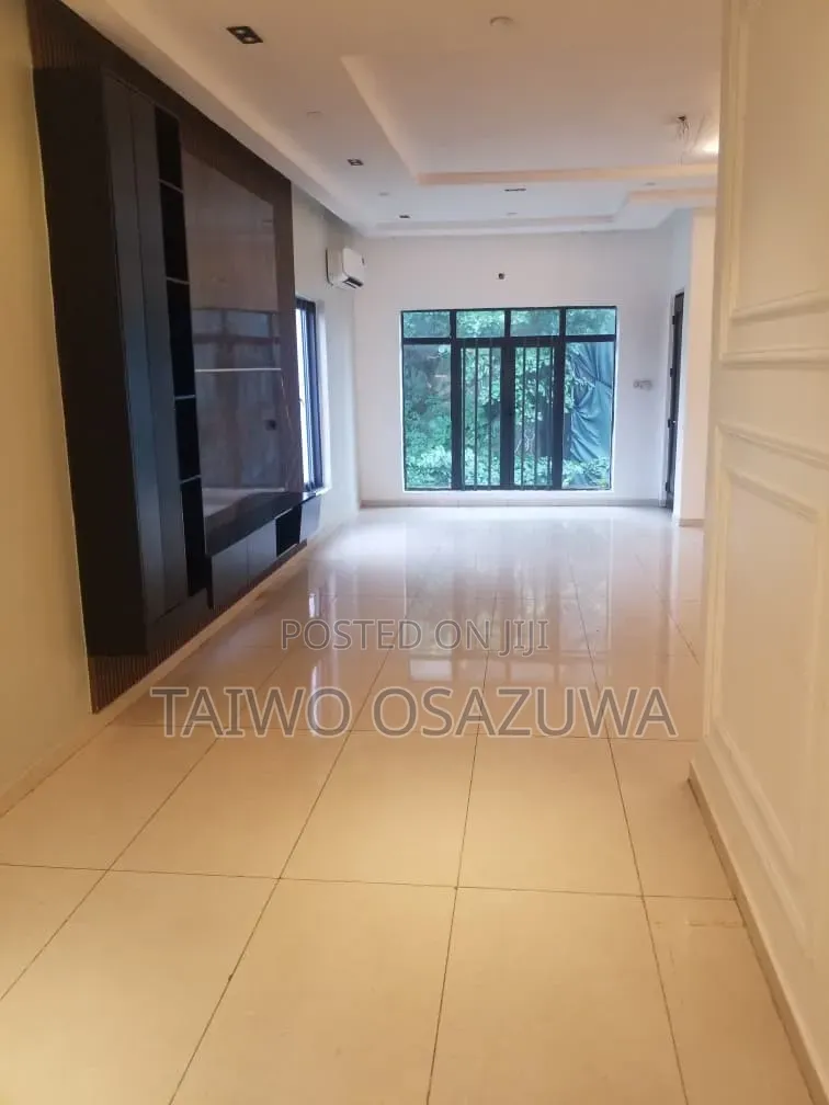 4bdrm Duplex in Adeola Odeku Road. for rent in Adeola Odeku