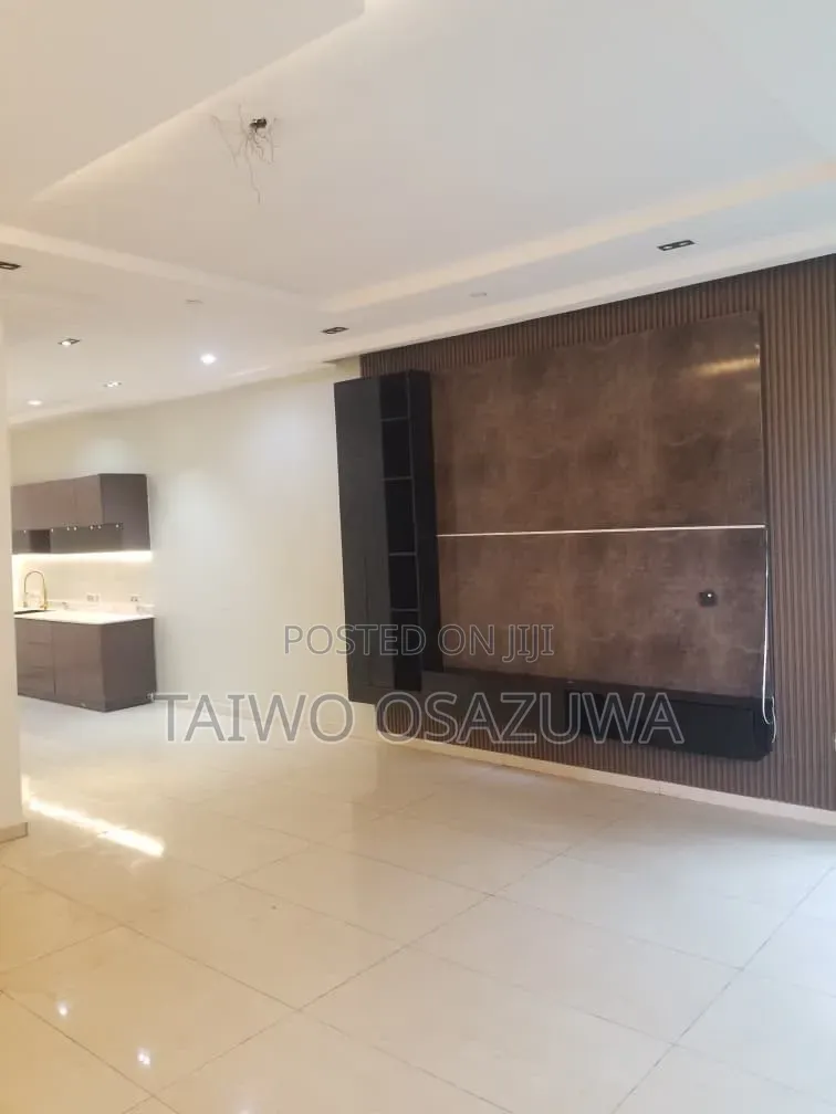 4bdrm Duplex in Adeola Odeku Road. for rent in Adeola Odeku