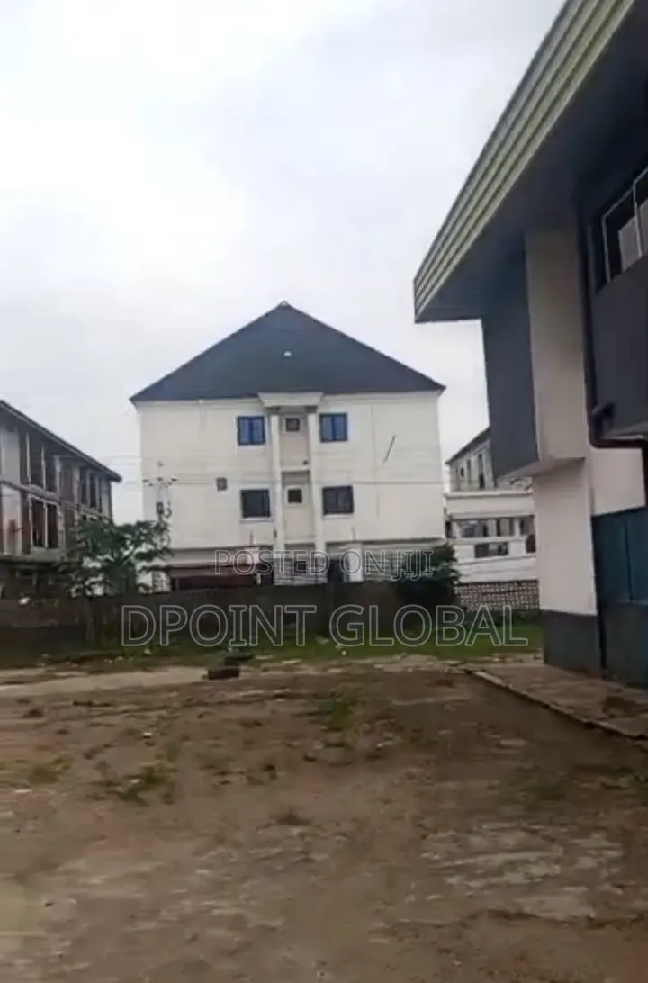 1800sqm With a Duplex in Ejigbo / Ejigbo