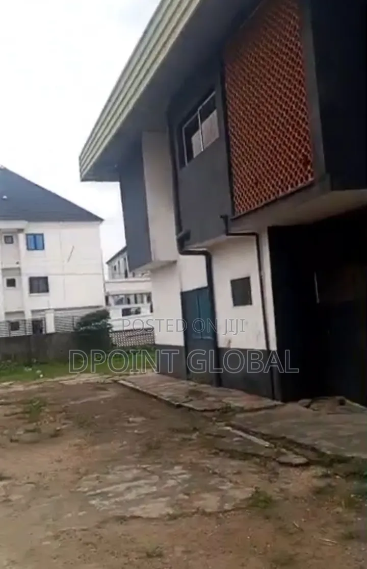 1800sqm With a Duplex in Ejigbo / Ejigbo