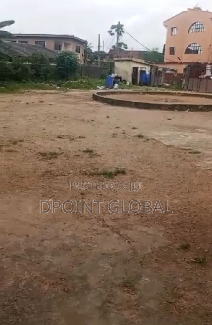 1800sqm With a Duplex in Ejigbo / Ejigbo