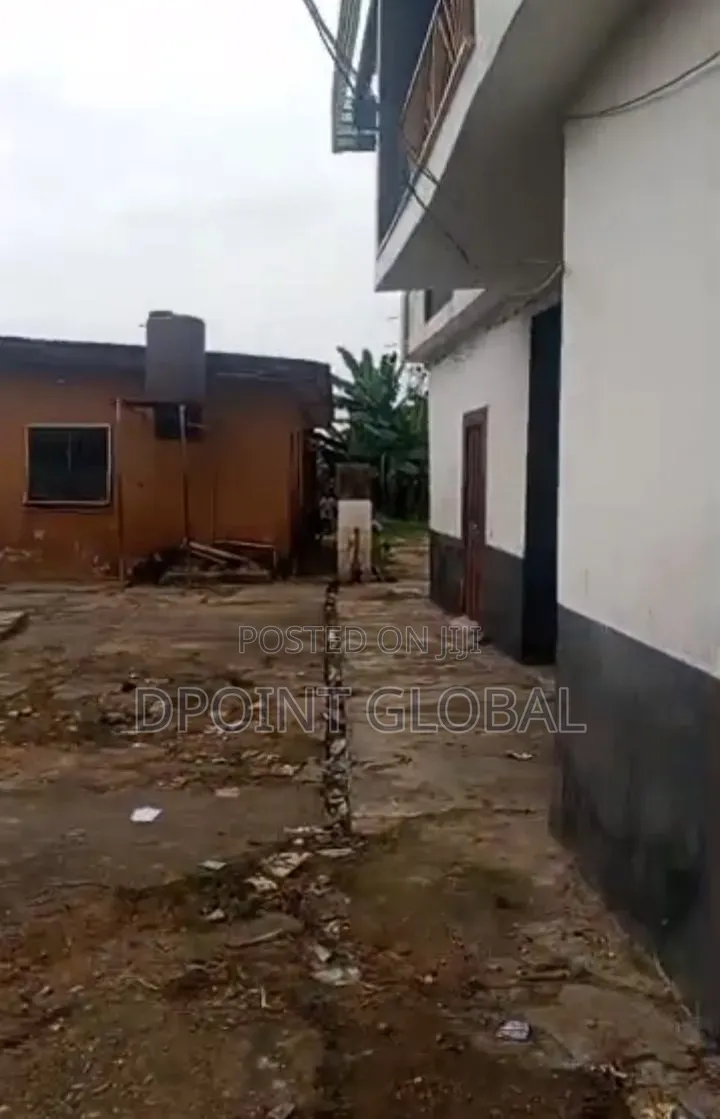 1800sqm With a Duplex in Ejigbo / Ejigbo