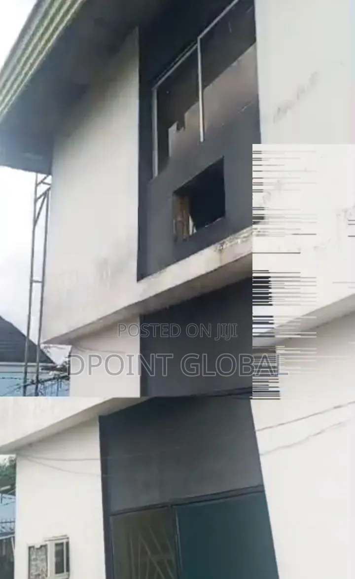 1800sqm With a Duplex in Ejigbo / Ejigbo