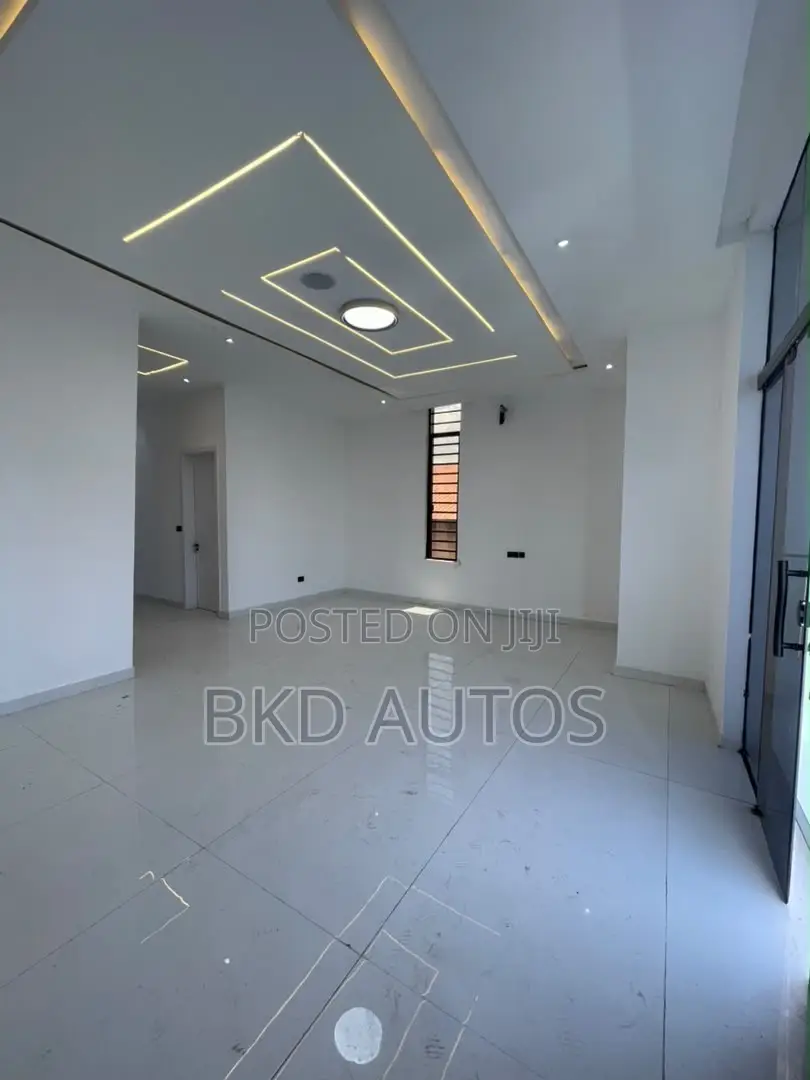 5bdrm Duplex in Ikota for sale in Ikota