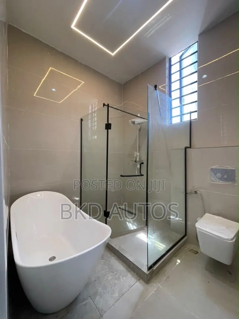 5bdrm Duplex in Ikota for sale in Ikota