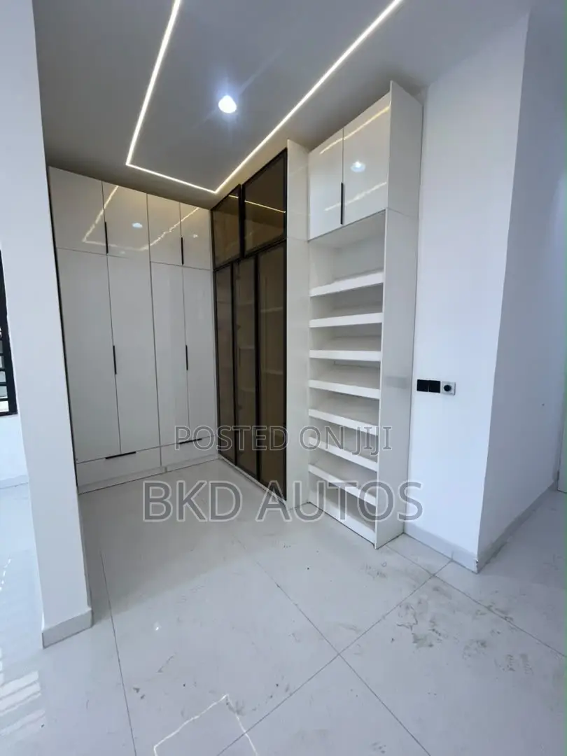 5bdrm Duplex in Ikota for sale in Ikota