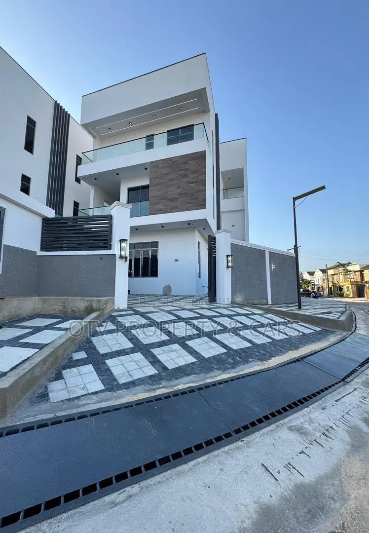 5bdrm Duplex in Lekki Phase 1 for sale in Lekki Phase 1
