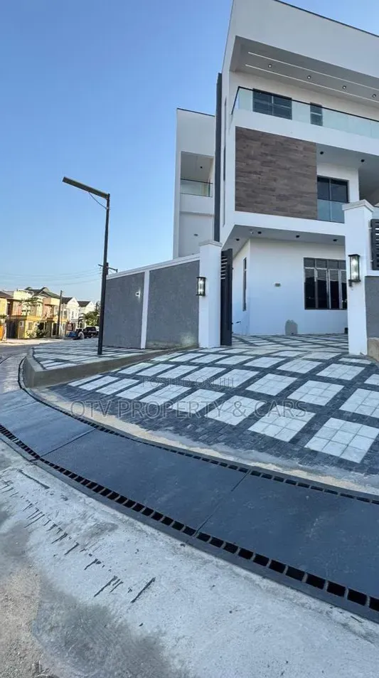 5bdrm Duplex in Lekki Phase 1 for sale in Lekki Phase 1