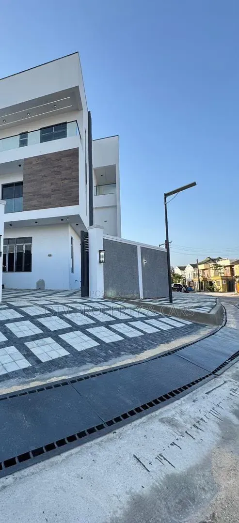 5bdrm Duplex in Lekki Phase 1 for sale in Lekki Phase 1