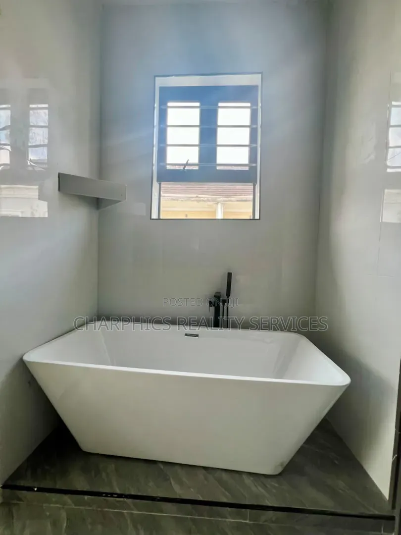 5bdrm Duplex in Off Lekki-Epe Expressway for sale in Off Lekki-Epe Expressway