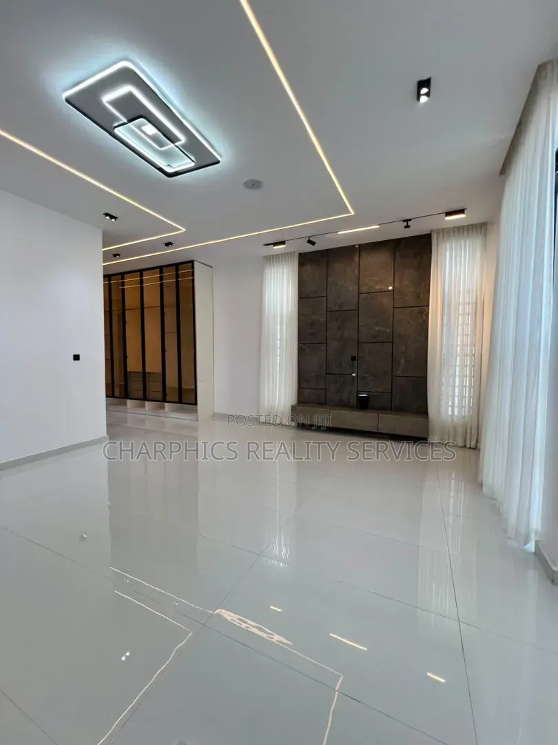 5bdrm Duplex in Ikota for sale in Ikota