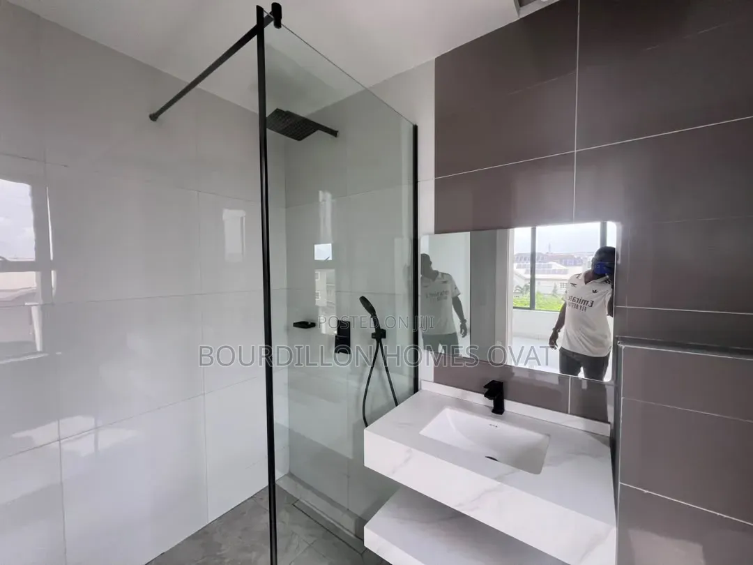 2bdrm Maisonette in Lekki Phase 1 Lagos for sale in Lekki Expressway