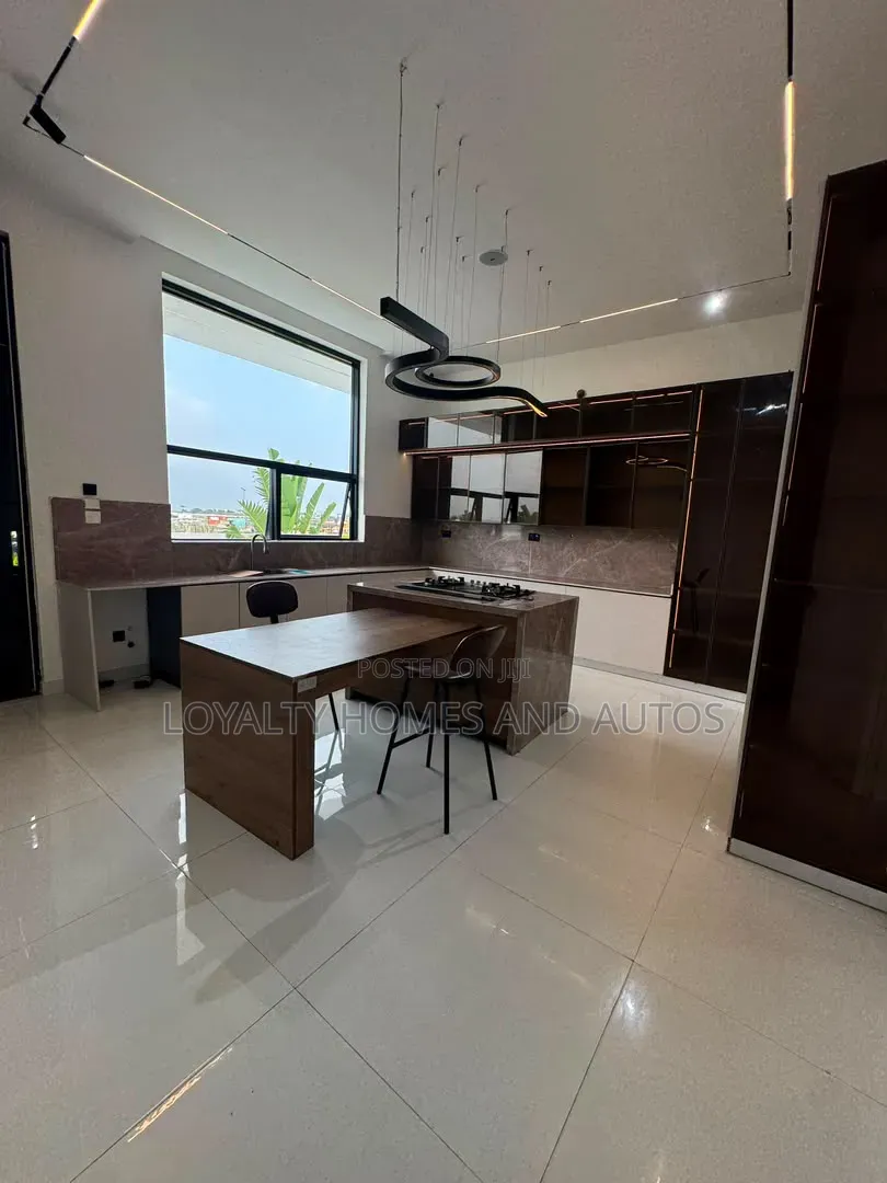 5bdrm House in Osapa london for sale in Osapa london