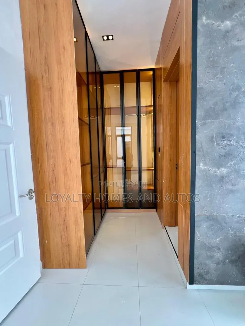 5bdrm House in Osapa london for sale in Osapa london