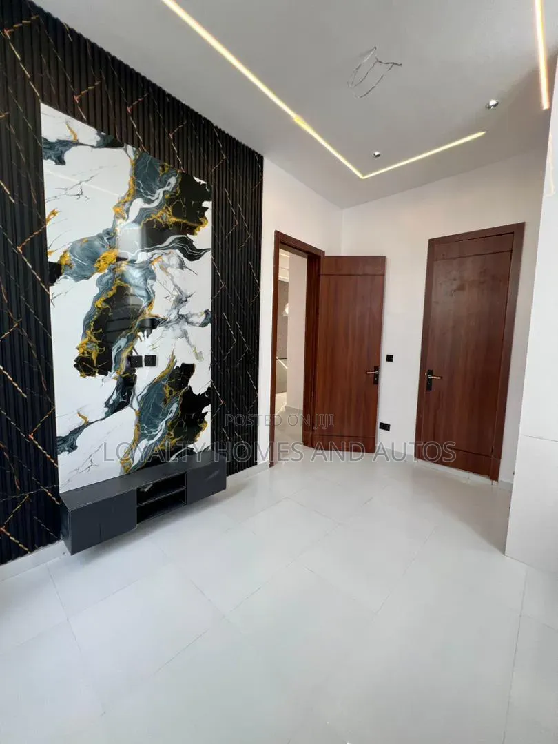5bdrm House in Osapa london for sale in Osapa london