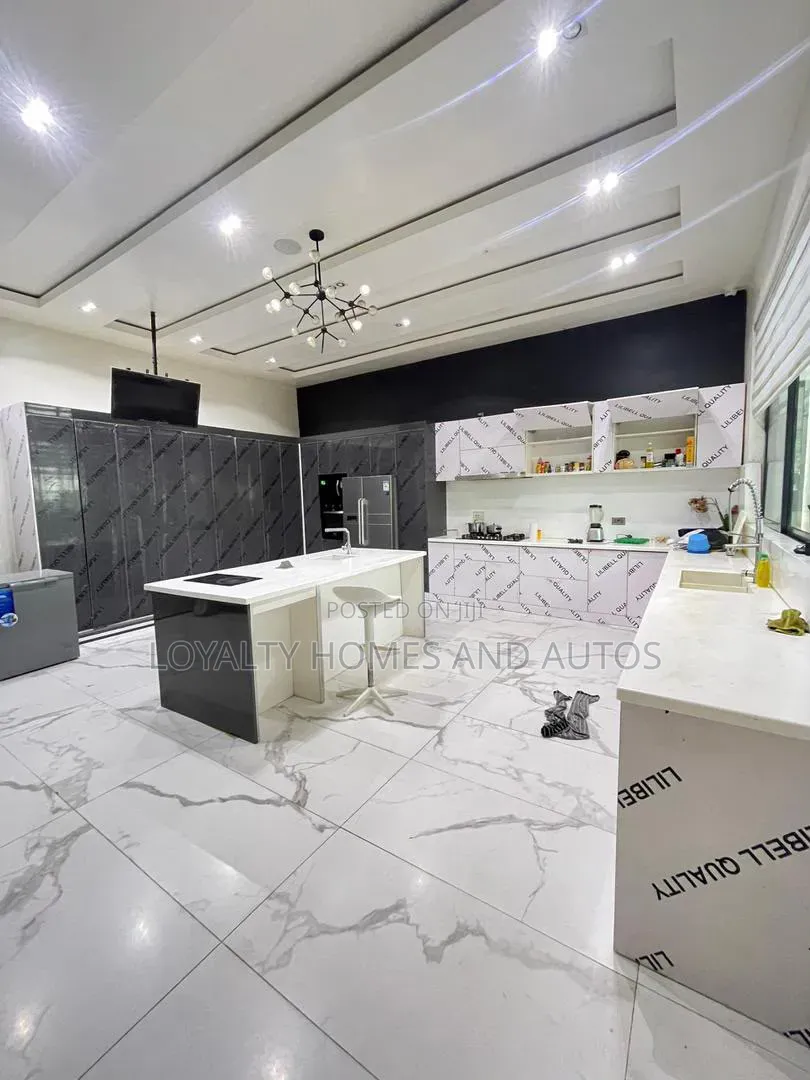 5bdrm House in Osapa london for sale in Osapa london