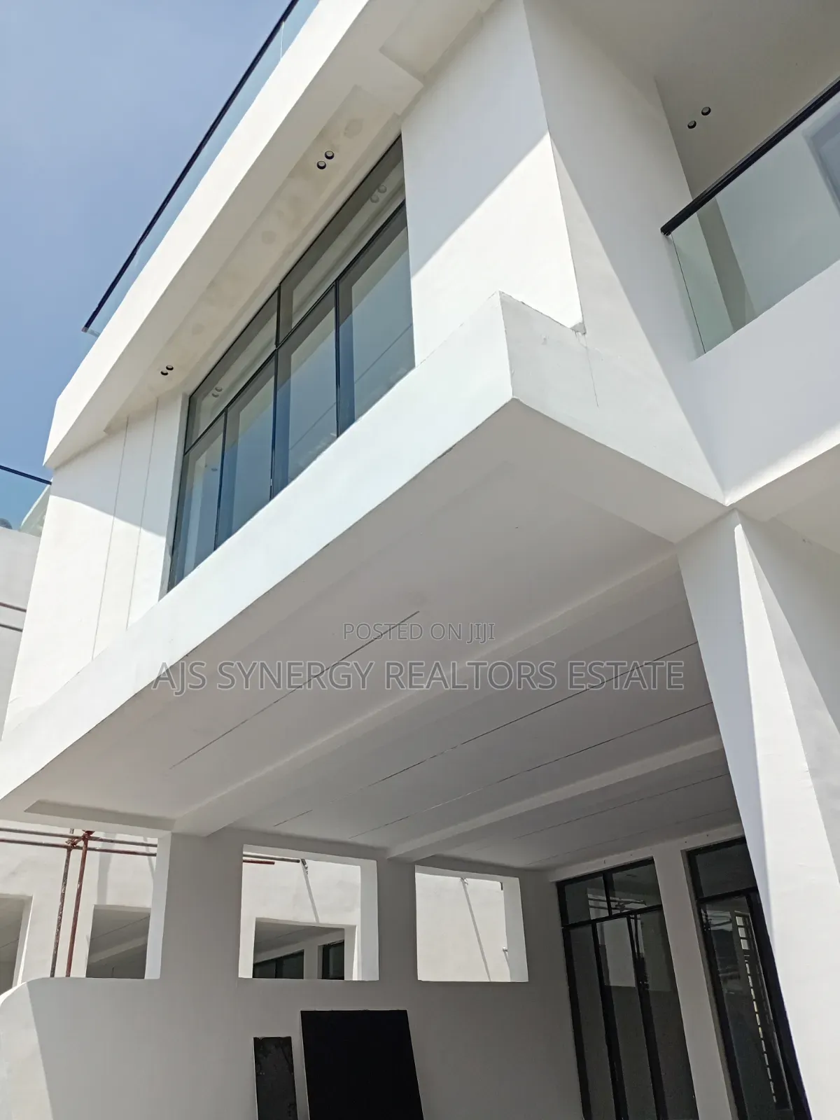 5bdrm Duplex in Chevron for sale in Chevron