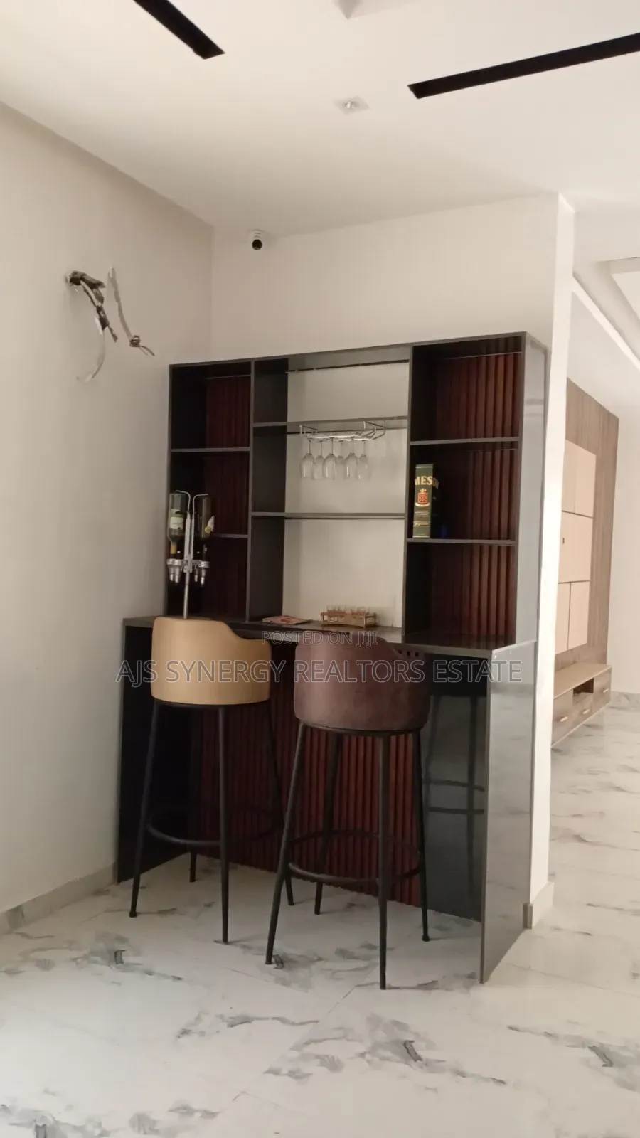5bdrm Duplex in Chevron for sale in Chevron