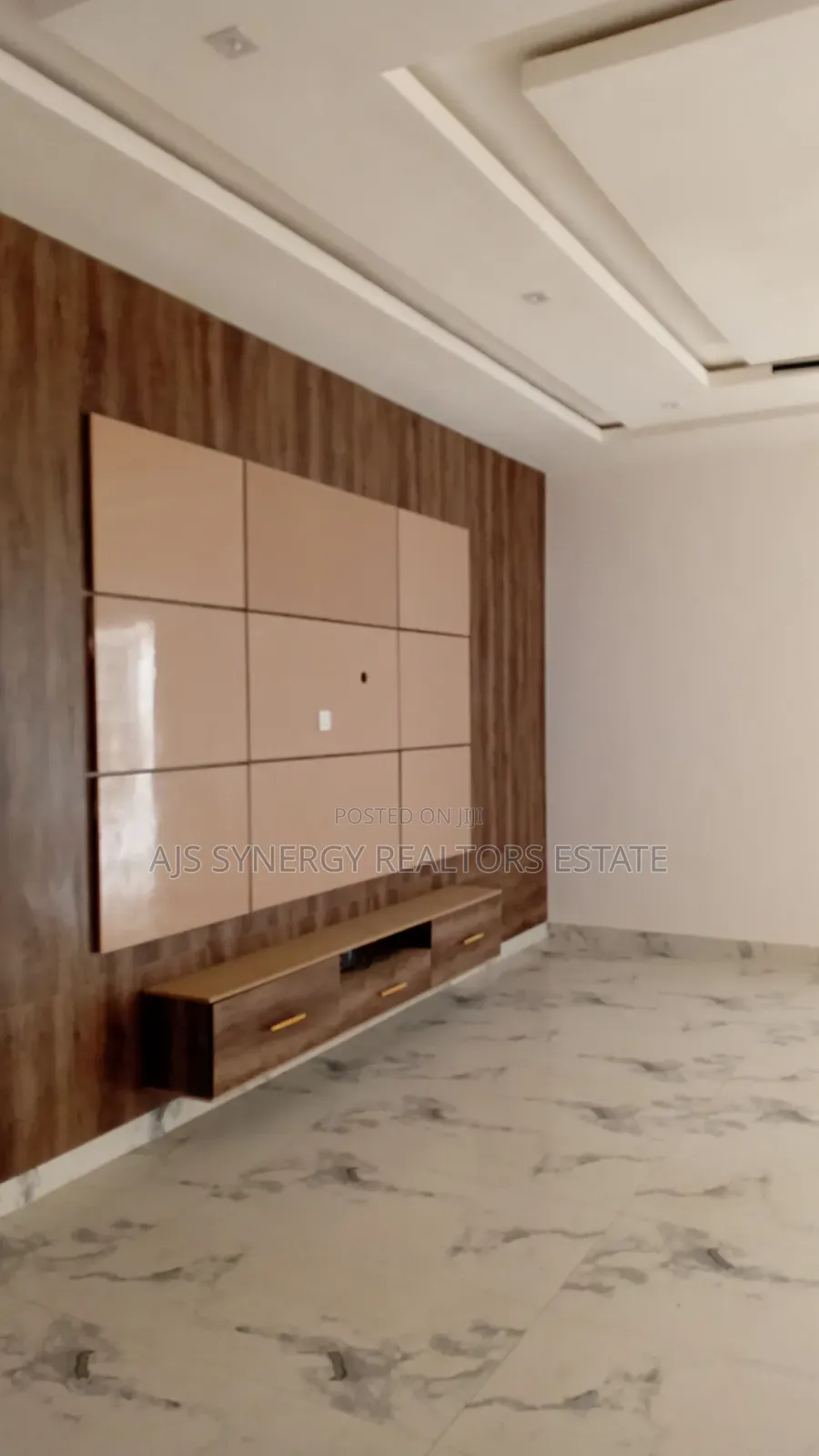 5bdrm Duplex in Chevron for sale in Chevron