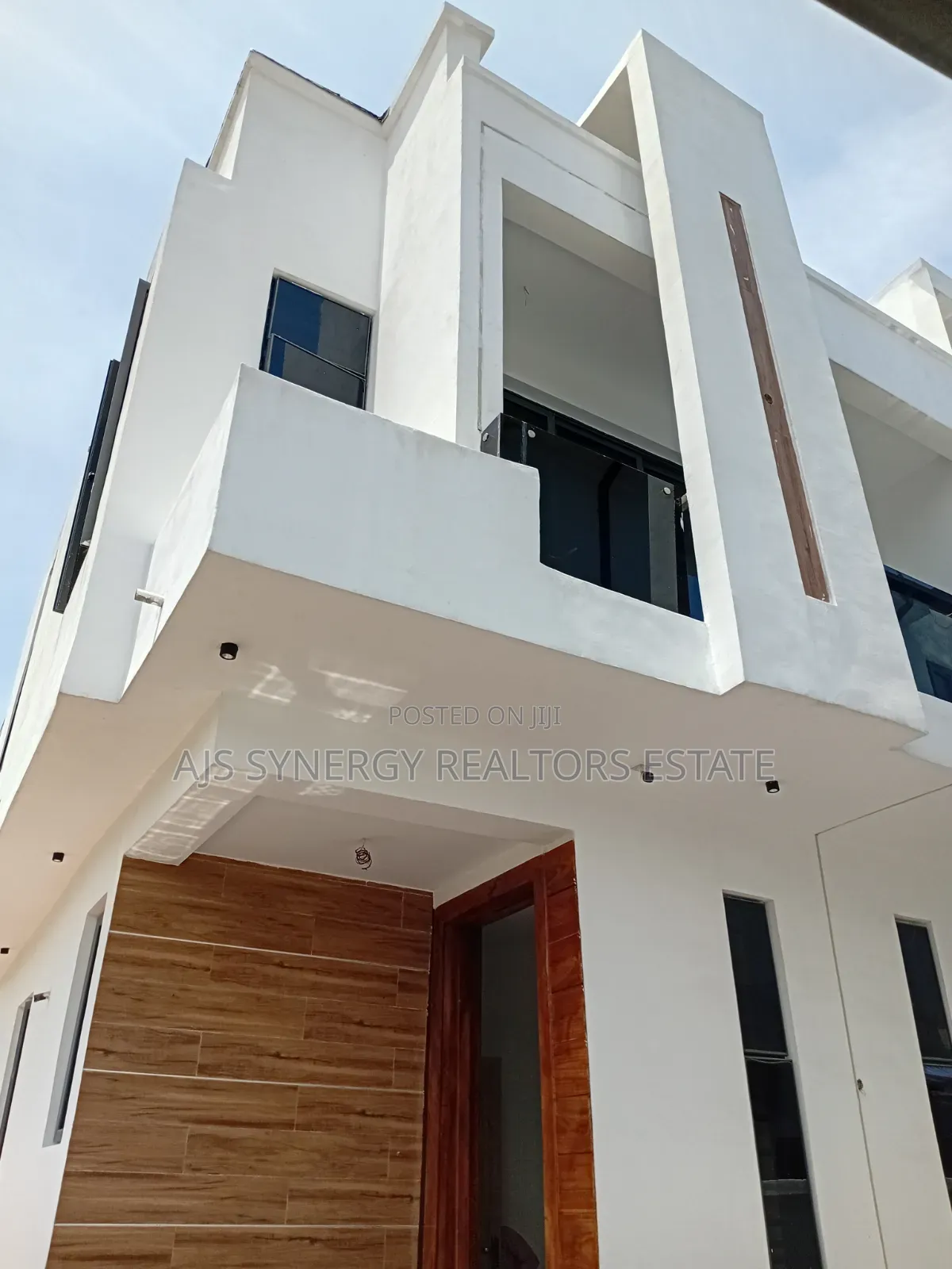 5bdrm Duplex in Chevron for sale in Chevron